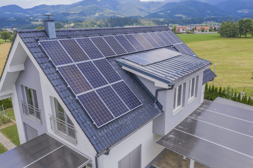 Cassa com placas solares fotovoltaica